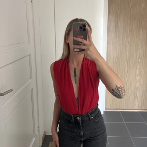 Halterneck topp - Röd halterneck top/body från Nelly storlek Xs men passar upp till en S