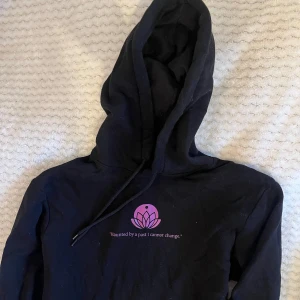 LOL hoodie - Hoodie med League of Legends motiv från H&M. Använd några fåtal gånger!