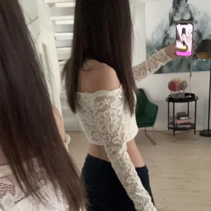 Off-shoulder spets tröja  - säljer min vita spetströja, storlek xs men passar mer som en xxs💕 säljer då den bara tar plats i garderoben, använd max 2 gånger