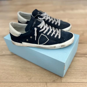 Philippe model skor - Tja, säljer mina philippe models i sjukt bra skick, 9/10. Ny pris ligger just nu på runt 4000kr, hör av dig vid mer frågor! Pris kan diskuteras 