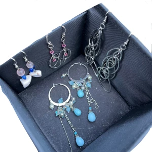 Örhängen & Ringar - Mycket y2k! Ett halsband! Skriv prisförslag på specifika saker! 10kr paret. 5 för 40kr. 10 för 70kr. Ringar 10 styck stora 2kr små!