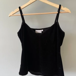 Vintage sammetstopp - Fint, djupsvart linne från gamla H&M i bra skick. Små volangdetaljer vid urringning och fåll. M men passar S också.