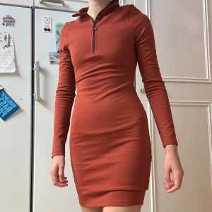 Oanvänd klänning i xxs  - Kopparfärgad klänning från Na-kad i storlek XXS 🩷