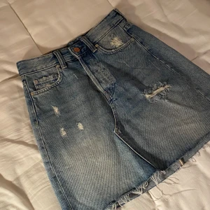 Jeanskjol - En superfin jeanskjol perfekt nu till sommaren!🥰 Den är i fint skick, H&Ms märke &denim. Skriv för fler bilder eller vid frågor❤️