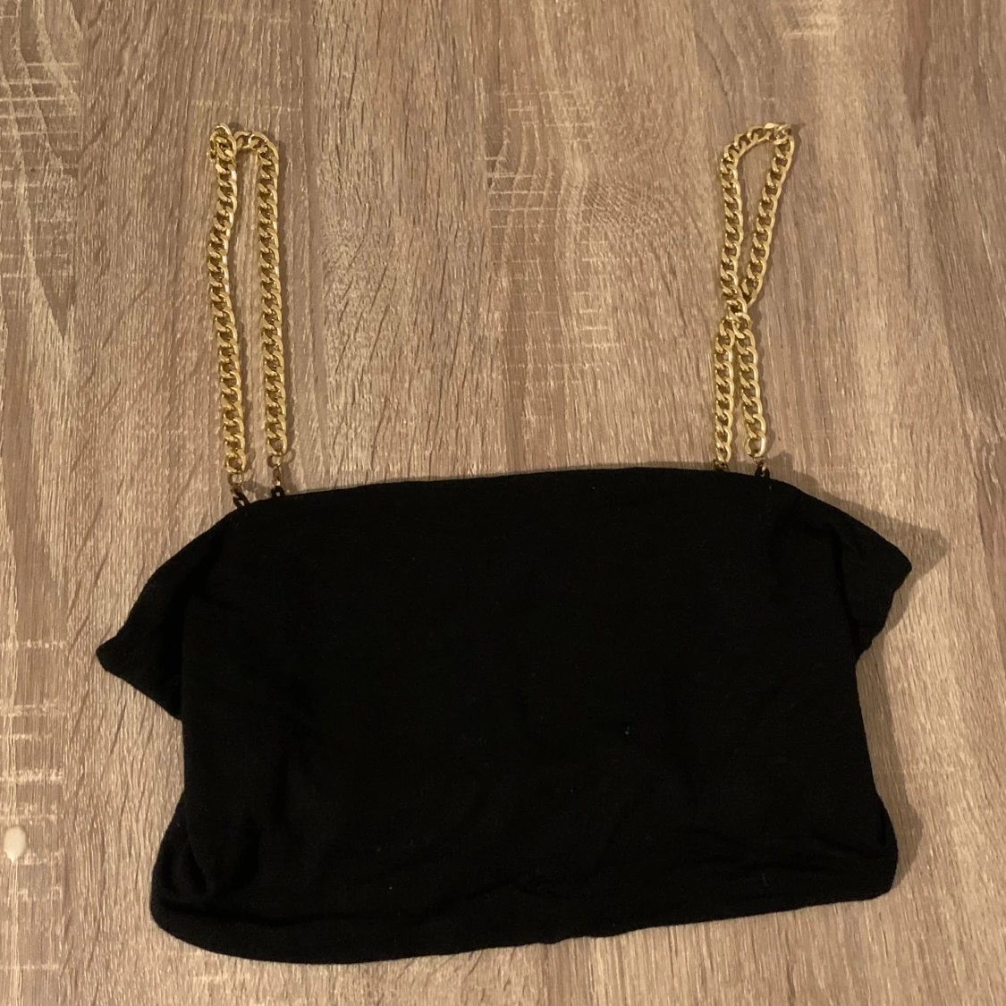 Svart topp med guldkedja, storlek xs - 90