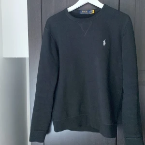 Ralph lauren tröja  - Tjo säljer nu min stilrena Ralph Lauren kofta i storlek S. Kontakta mig för frågor eller funderingar
