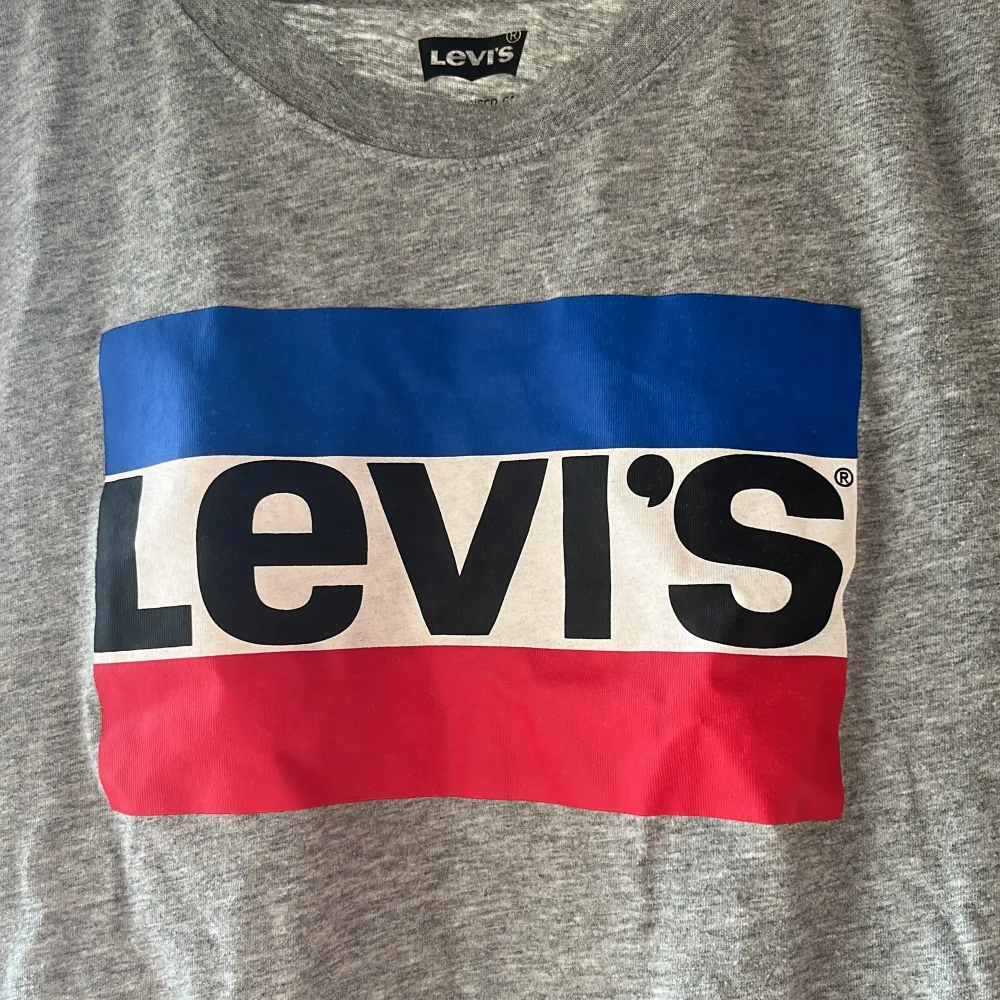 Grå levis t shirt. använd cirka 4 gånger. T-shirts.