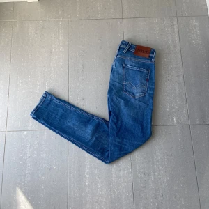 Replay anbass Jeans  - Säljer nu dessa snygga blåa replay anbass jeans i bra skick, storlek w30 L32, skriv för fler frågor/bilder🙌🏼