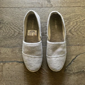 Basic gråa espadrillos - Är i bra skick, endast använts ett par gånger. Undersularna är lite smutsiga men inget som påverkar kvalitén. Normal i storleken.