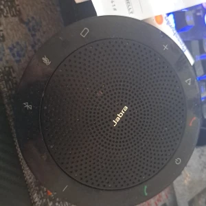 Konferens högtalare  - Hej säljer min jabra konferens högtalare med blåtand och med inbyggd sladd för att kunna ladda. Funkar felfritt fodral till högtalare med följer. 