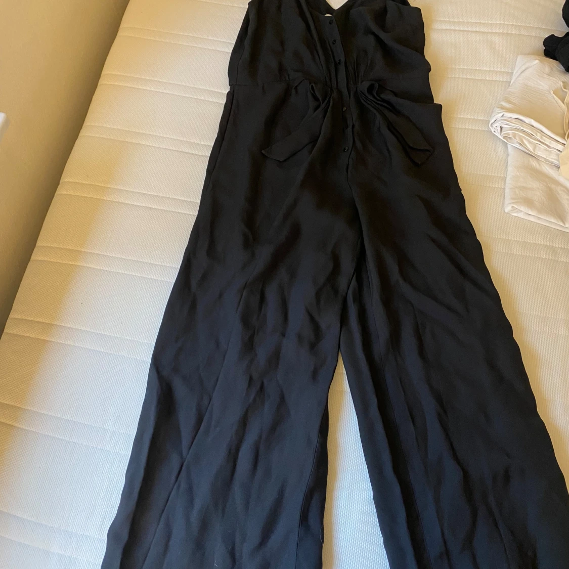 Svart långklänning med smala axelband - 92