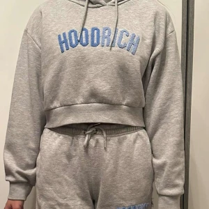 HOODRICH SET - Säljer mitt snygga sett från hoodrich som jag egentligen vill ha kvar men det kommet tyvärr inte till användning. Använd 1-2 gånger.