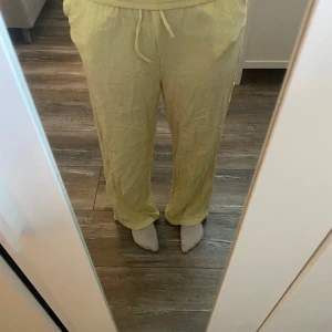 Högmidjade linnebyxor  - Bra skick, lite slitna längst ner.  Stor i storleken 