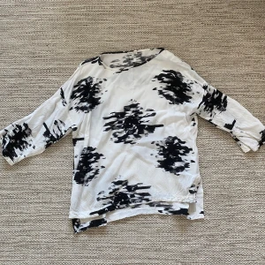 Svart vit blus  - Svart vit mönstrad blus med tre kvarts ärmar!🫶🏼