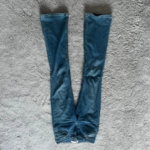 Blå zara jeans - Säljer dessa jeans för dom inte används längre❣️ Dom är bootcut och lågmidjade 