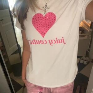 Juicy couture tshirt🩷 - Jätte snygg juicy tshirt med hjärtprint och diamanter. Storlek S men det är inte så exakt🩷(byxorna är också till salu på min sida)