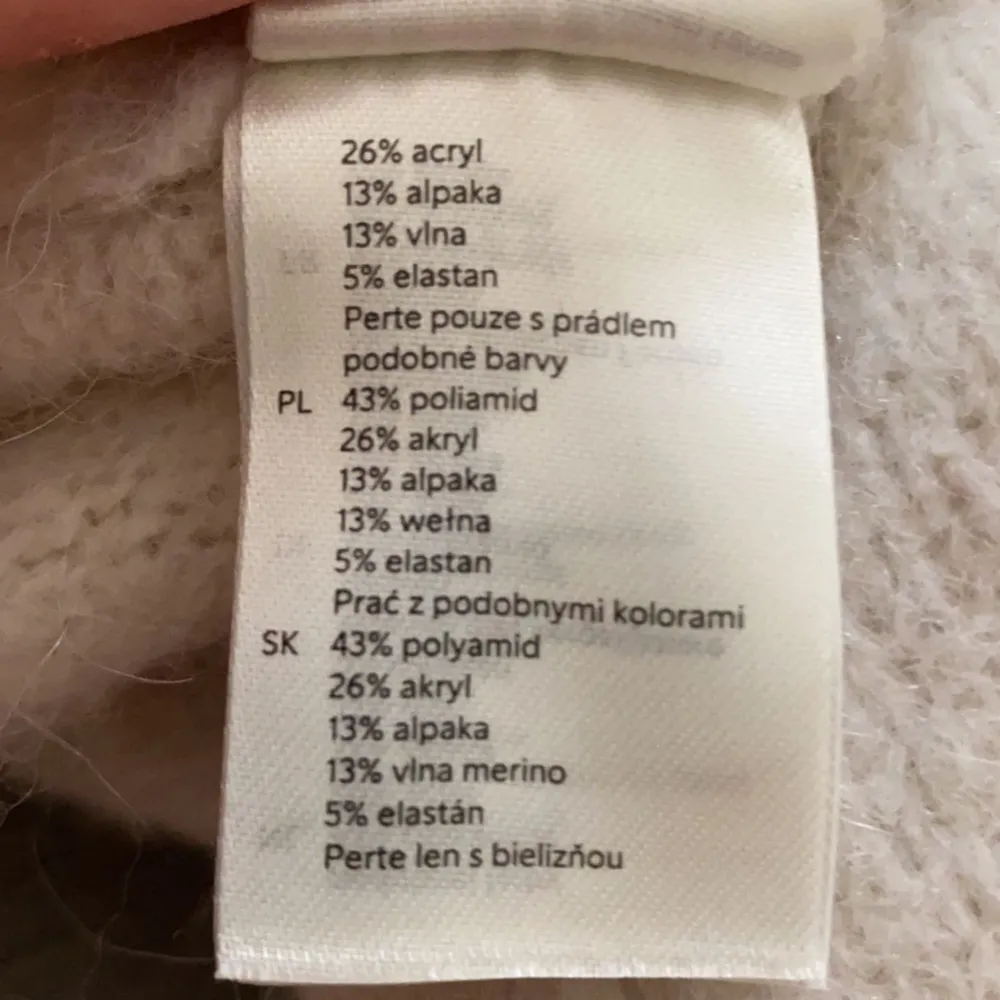 GE PRISFÖRSLAG! Köp direkt: 300Jag säljer denna sprillans nya stickade T-shirten från Lindex som är helt slutsåld och eftertraktad , (tog av prislappen) endast testad. Inga defekter. Strl L passar även mindre strl. Alpacka och ull. Nypris: 449. . Stickat.