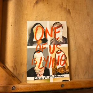 One of us is lying bok - One of us is lying av Karen McManus, på engelska. Bra skick, endast läst en gång!