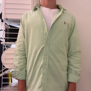 Ralph Lauren Skjorta - Riktigt fet mintgrön Ralph Lauren skjorta i storlek 32/33 vilket motsvarar en lite större M men inte riktigt L. Nyskick utan några defekter!