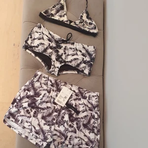 3-delat badset strlk 158-164 - Oanvänt badset: bikini + shorts. Strlk158-164  OBS! Toppen använd och har inte lika kritvit färg som underdelarna