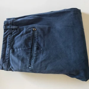 Dondup chinos  - Rikigt snygga dondup chinos i gott skick🤩 fattas en knapp vid bakfickan  Stl 34 passar 33  Hör av dig vid funderingar 💭