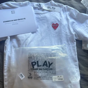 Cdg tisha - Säljer den här cdg tishan jag köpte från NK. Den är true to size. Passar 170+. Nypris ligger på 900kr kan sälja denna för 500kr den är knappt använd därför så säljer jag. Du får allt og med