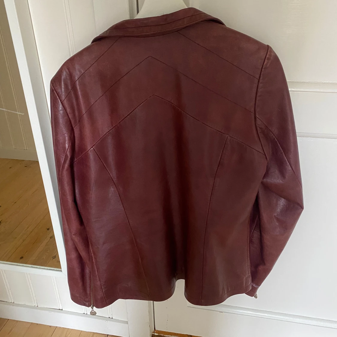 Vinröd skinnjacka  - 92