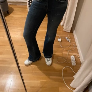 Lågmidjade utsvängda jeans  - Snygga lågmidjade bootcut jeans i stl 28❤️ Bra skick!!
