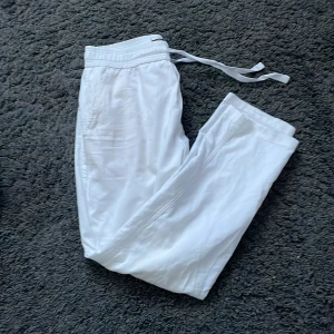 Vita linnebyxor  - Säljer mina linnebyxor då jag inte använder dom längre. Sick är 7,5/10 och är i storlek s
