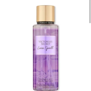 Victoria secret mist - Knappt använd Victoria Secret love spell mist. Luktar jättegott men har ingen användning för den❤️ Skriv privat för egna bilder, skulle säga att jag ungefär använt 15 ml av 250ml