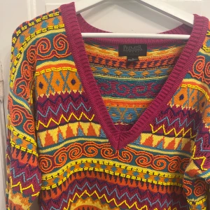 Stickad tröja med pärlor  - Stickad tröja med pärlor, är en oversized M