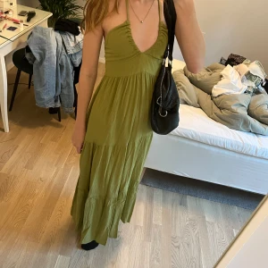 Pull and bear klänning - Pull and bear klänning i grön i storlek XS aldrig använd ❤️
