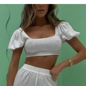 Vit topp från Nelly - Vit topp från Nelly i Bianca Ingrossos kollektion 