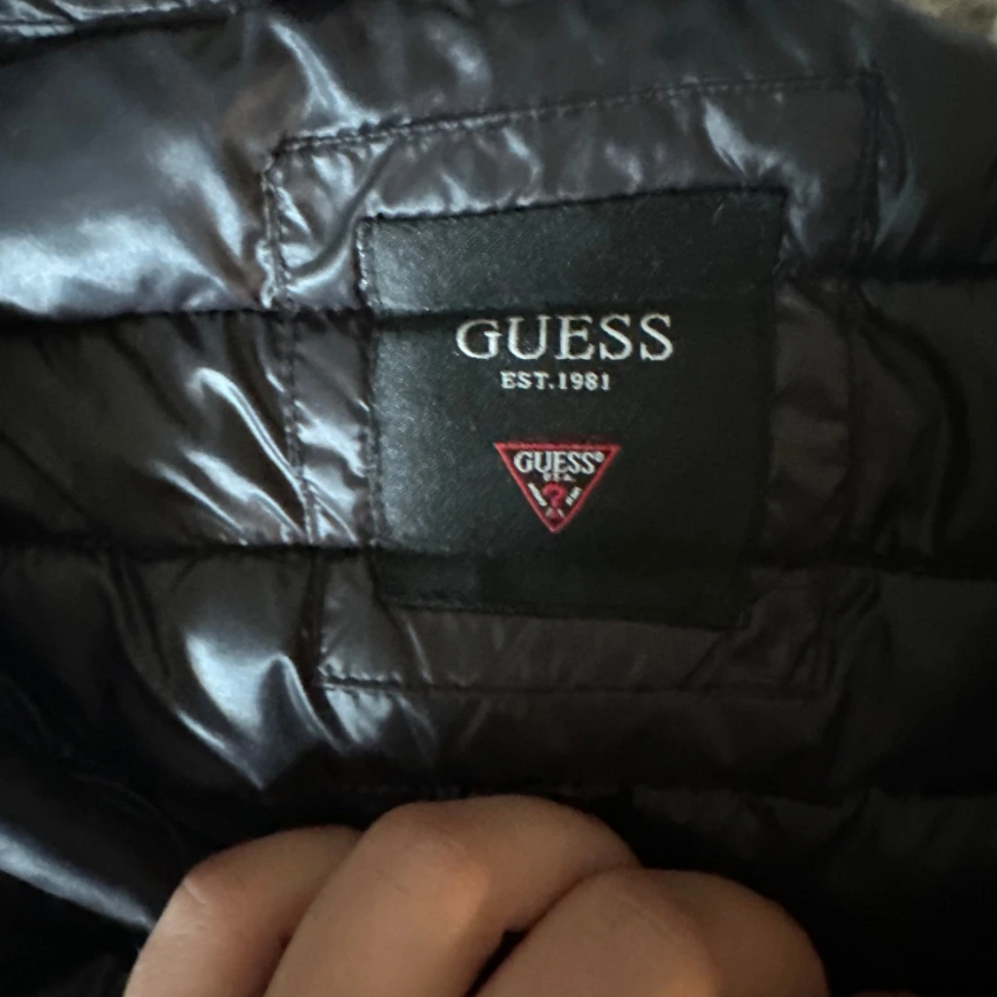 Svart pufferjacka från Guess - 92