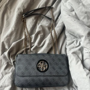 Väska - Säljer min jättefina Guess väska, väldigt bra skick och är lite mer än 2 år gammal, nypris var 1300kr. Tyvärr kommer den inte till använding och den är såklart äkta! Köparen står för frakt. 