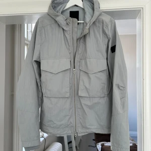 J.Lindeberg jacka - J.lindberg jacka som inte säljs längre. Sjukt snygg färg och jackan är i ett jätte bra skick. Nypris på denna är 1900kr jag säljer för 699kr! Har ett puré litet hål i jackan som inte ens syns så det är ingen större fara