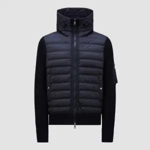 Söker en Moncler cardigan. Skriv gärna om ni har en i antingen grön, blå eller svart. 