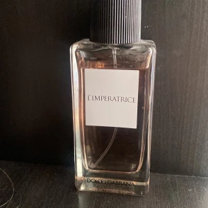 Dolce&gabbana parfym - Knappt använd, säljer för att jag har för många parfymer. Perfekt till skolan! Nypris: 1275kr
