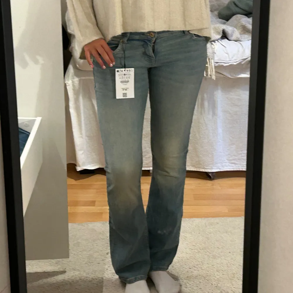 Aldrig använda låga bootcut jeans, köpta i Rom på Bershka. Inga fel bara inte kommit till användning. Super sköna , storlek 38 men passar 36 också vilket är min vanliga storlek. Jag är 173cm, bara fråga på om fler bilder eller några mått!!  . Jeans & Byxor.