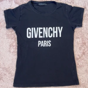 Givenchy t-shirt - Givenchy t-shirt i storlek S. Nästan helt oanvänd🩷