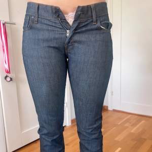 Säljer dessa mörkblåa lågmidjade bootcat jeans från tiger of Sweden. Säljer pågrund av att dom är för små i midjan för mig. Dom är i stolek 28/32 men skulle säga att dom är små i storleken. Knappen är även trasig men går lätt att laga.