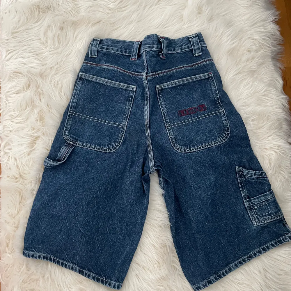 Jättefina jorts från Urban outfitters använda en gång. Inga defekter. Säljer då de inte är min stil.midjemått raktöver: 41 innebenslängden: 35. Jeans & Byxor.