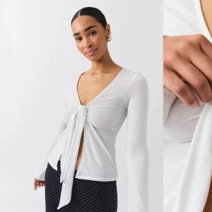 Vit front tie top - Endast använd en gång Från gina tricot Säljer pga av att jag har andra färger!  Inga defekter men lite nopprig  Kom privat vid frågor och samt bilder 