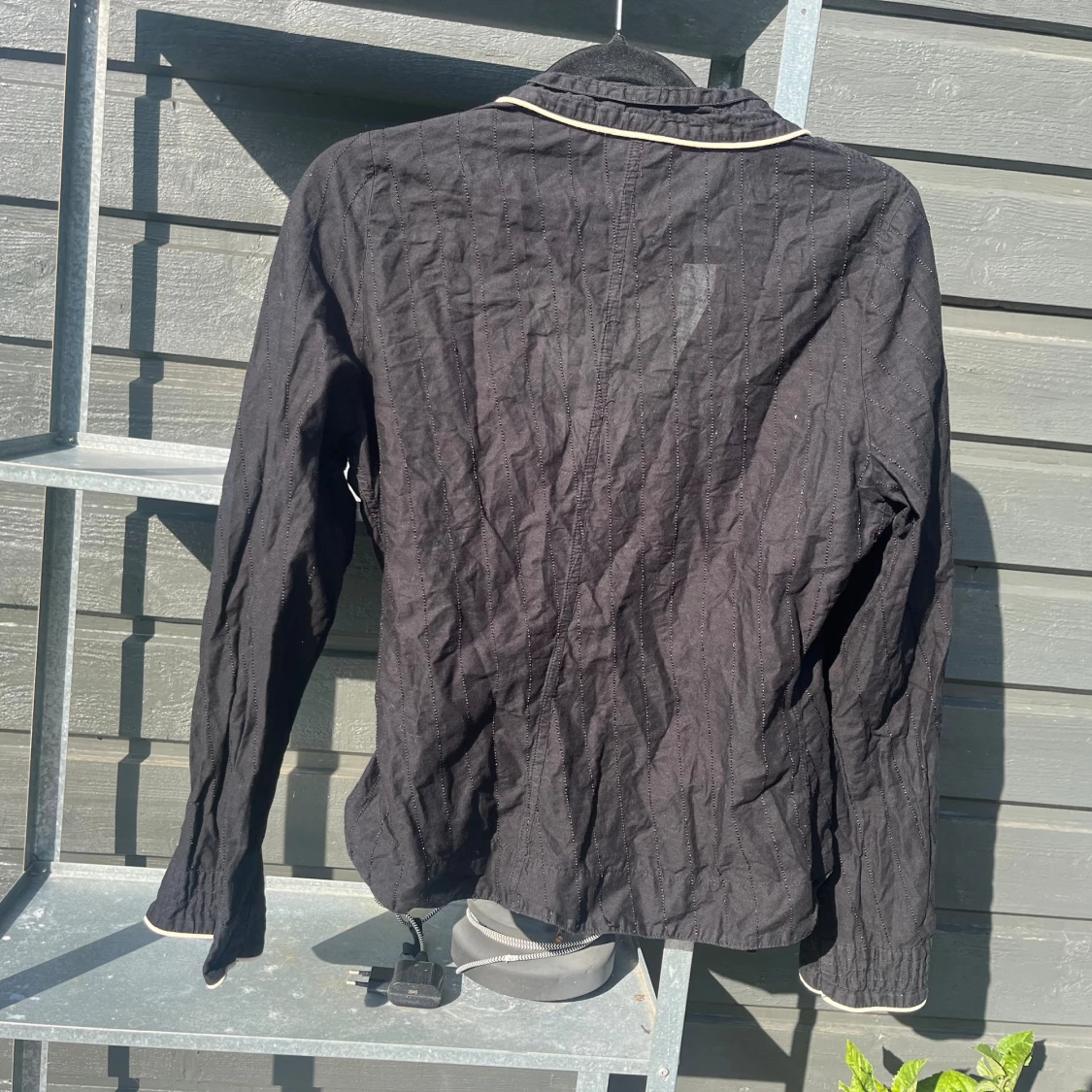 Svart blus med knytning - 92