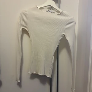 Vit topp från NAKD - Basic topp från NA-KD, tror den använts 2-3 gånger max! Pris går att diskutera vid snabb affär! Buda för jag accepterar det mesta💖