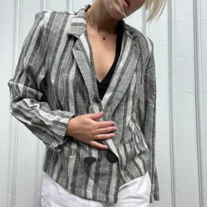 Vintage blazer  - Vintage blazer från 80/90-talet. Ullblandning. Strl S. Fint skick! Se även mina andra annonser, 3 för 2 på allt! 💫