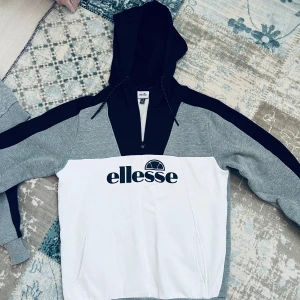 Ellesse huvtröja - Använd 2-3 gånger passar inte mig längre