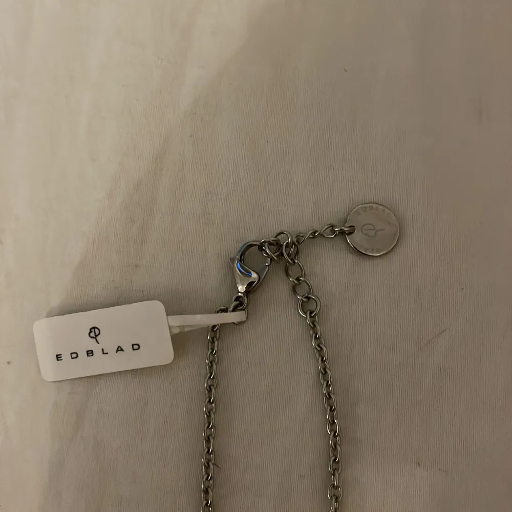 Säljer detta helt nya ( se prislapp) oanvändna silvriga eternity necklace shitt steel halsband från Edblad. 300kr. Accessoarer.