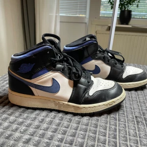 Air Jordan 1  - Säljer dessa super sköna sneakers 6 månader gamla har inga skador ser nästan nya ut 🌞!! Passar till allt 
