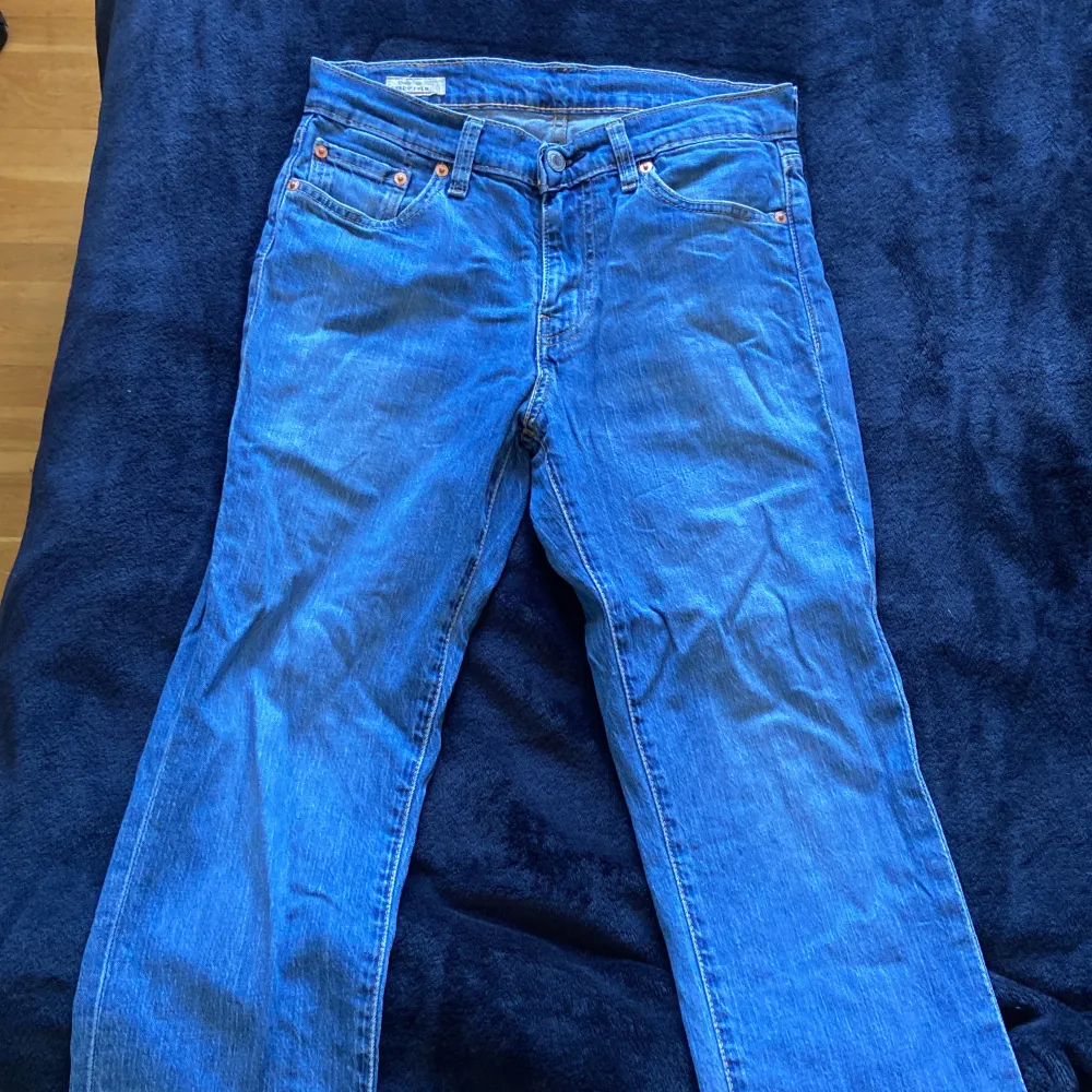 Ett par sköna Levis använt en del men använt skonsamt. Väljer att sälja dessa för att dom inte passar mig längre. Pris kan diskuteras vid snabb affär!. Jeans & Byxor.